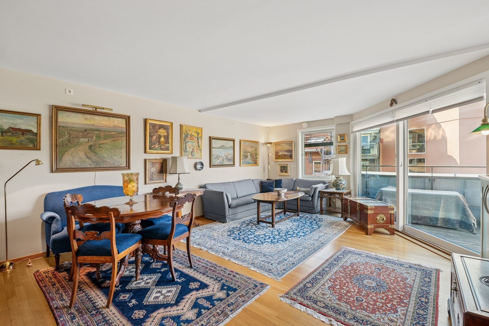 Stuen er et lyst og innbydende oppholdsrom med god plass til både sofagruppe og spisebord. Galleribilde