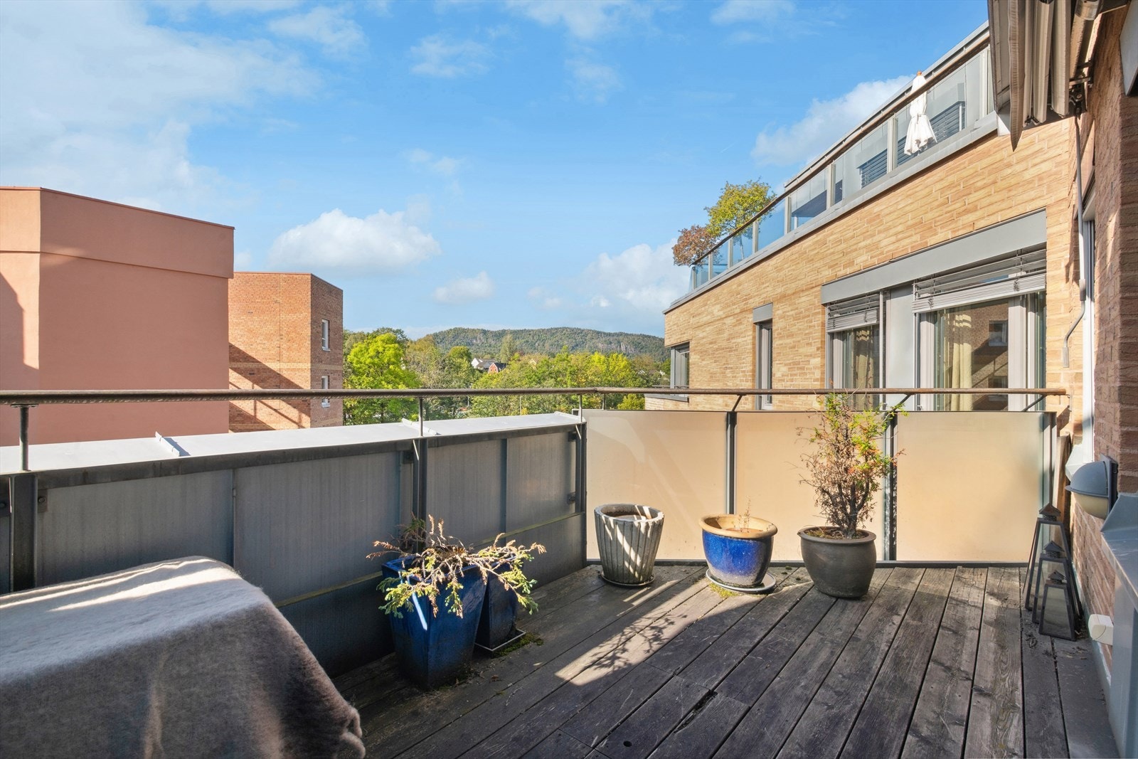 Skjermet terrasse med ettermiddagssol. Galleribilde