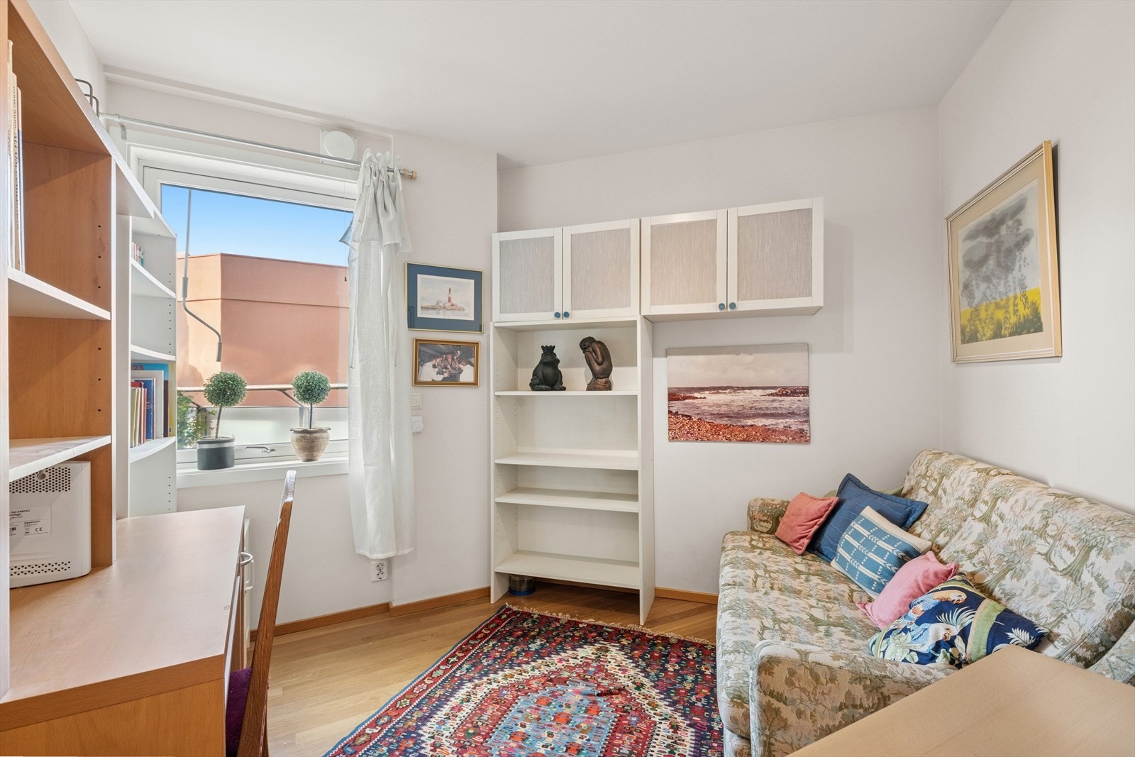 Soverom 2 egner seg godt som barnerom, gjesterom eller kontor, med plass til seng og nattbord. Galleribilde