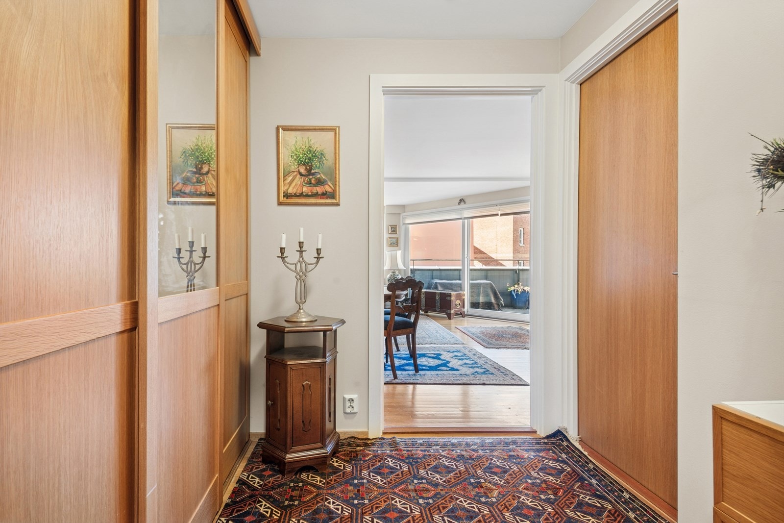 Velkommen inn i en lys entré med skyvedørsgarderobe som gir praktisk oppbevaringsplass. Galleribilde