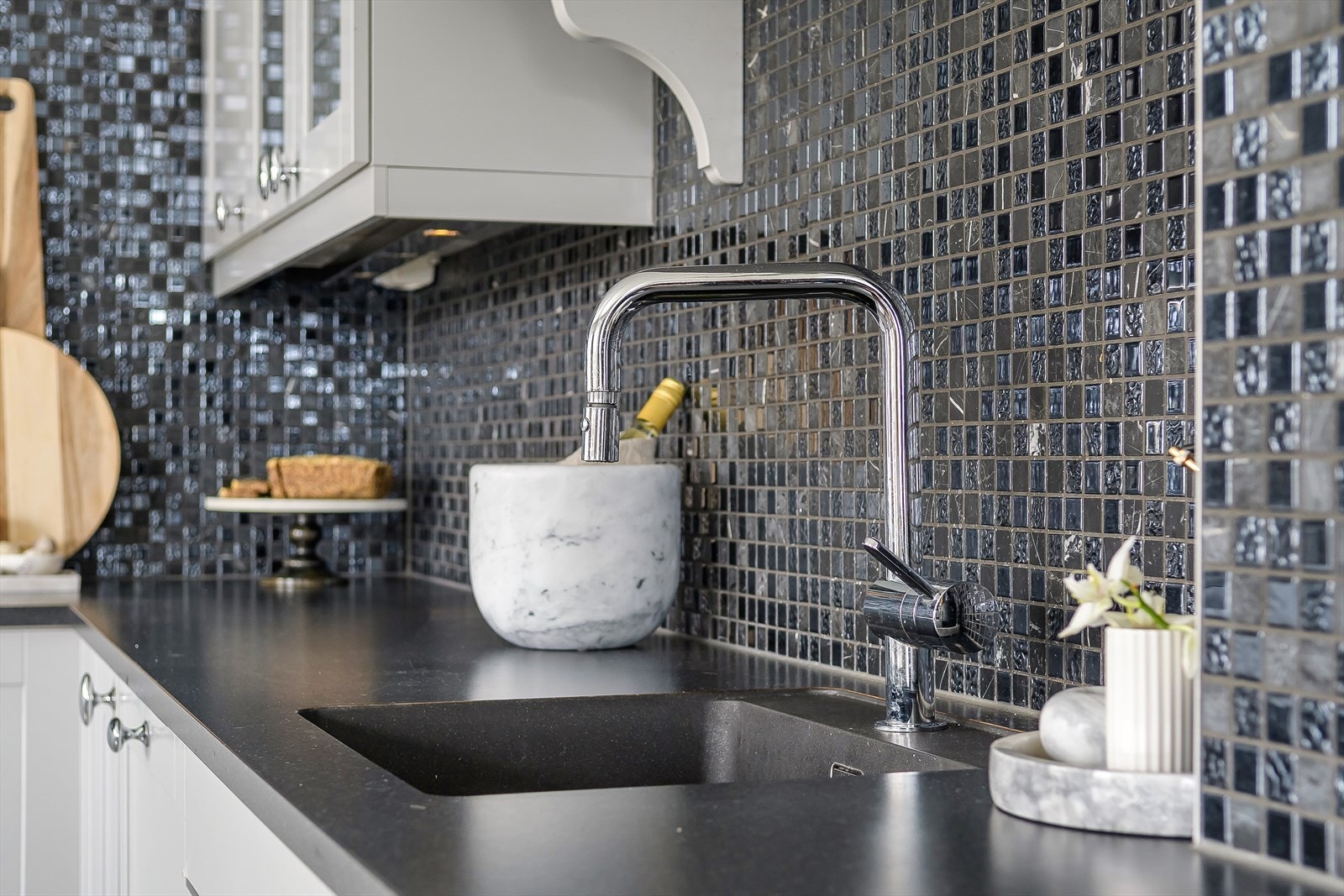 Lekkert steinkum og ett greps blandebatteri Galleribilde