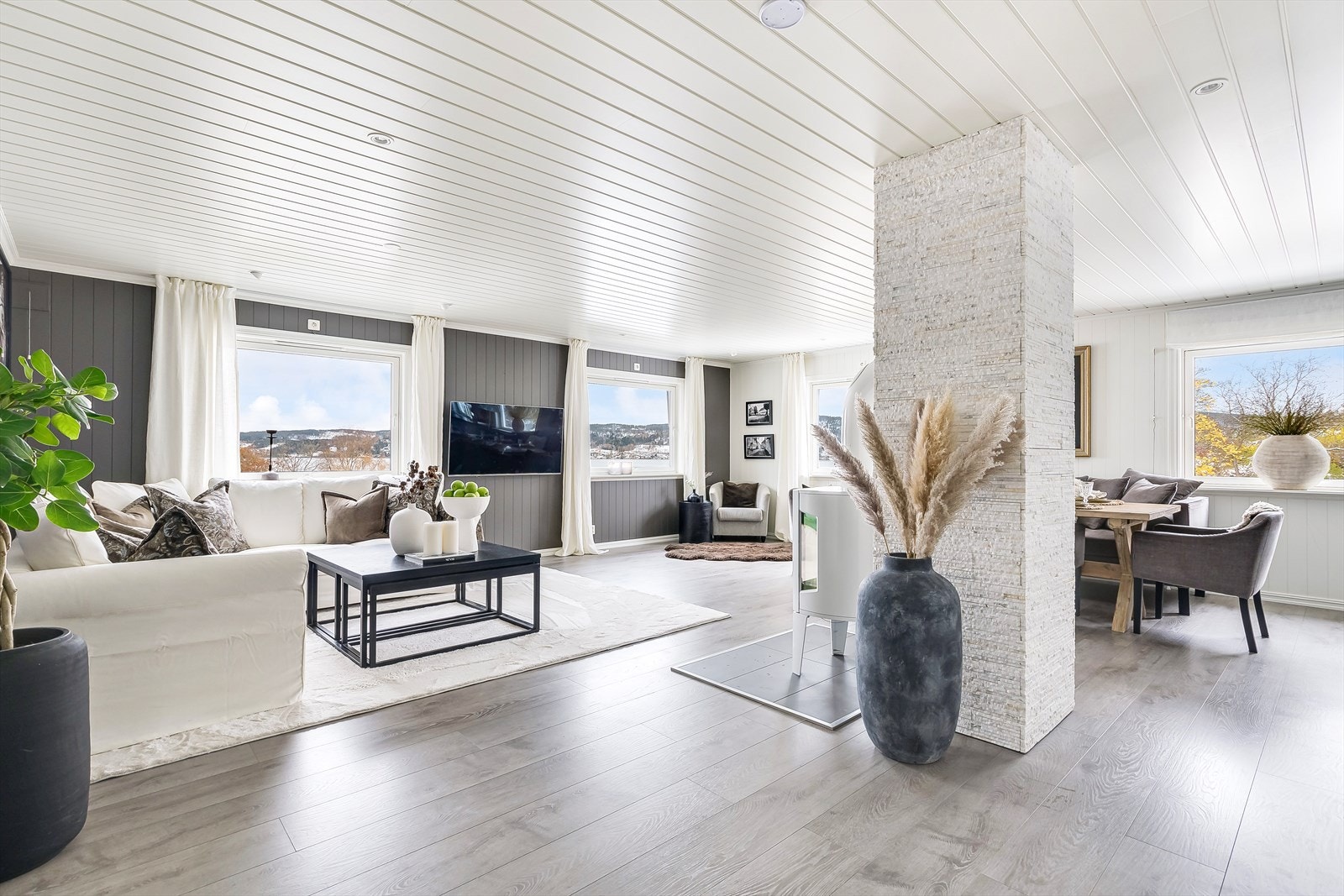 Fantastisk stue med masse plass og utsikt rett mot Oslofjorden Galleribilde