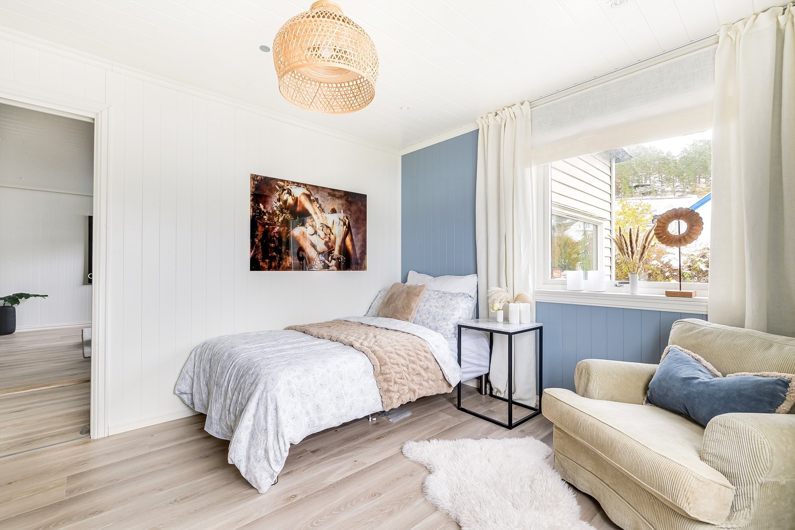 God plass til dobbeltseng og skrivepult Galleribilde