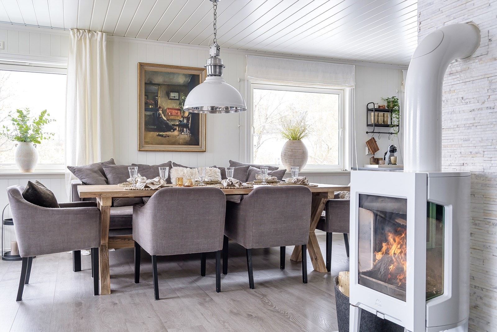 Her dekkes det opp til lange og hyggelige måltider Galleribilde