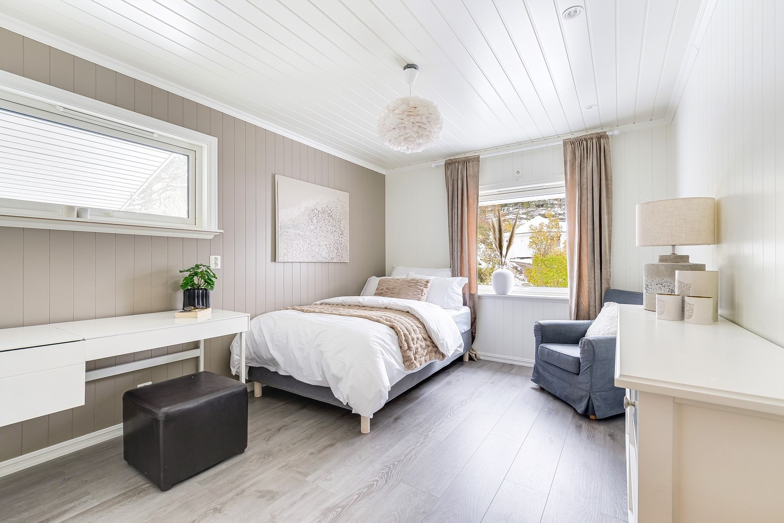 Lyst og romslig soverom 2 med god plass til dobbeltseng Galleribilde