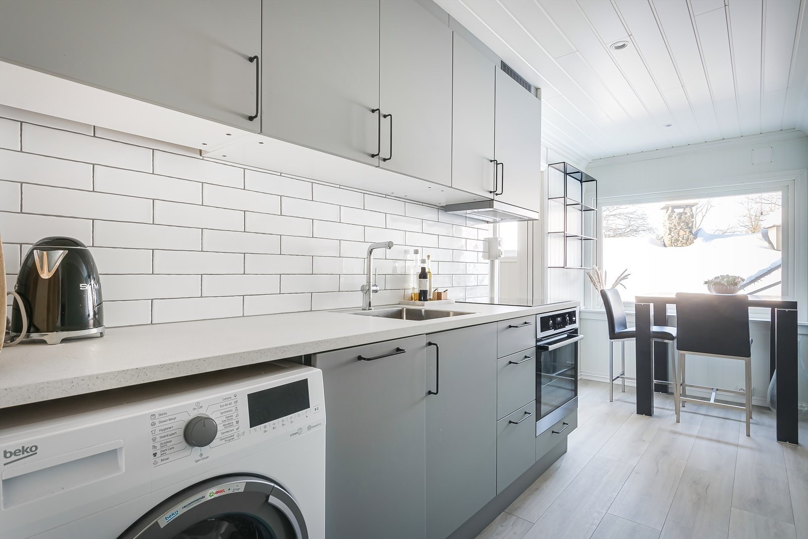 Moderne kjøkken med hvitevarer Galleribilde