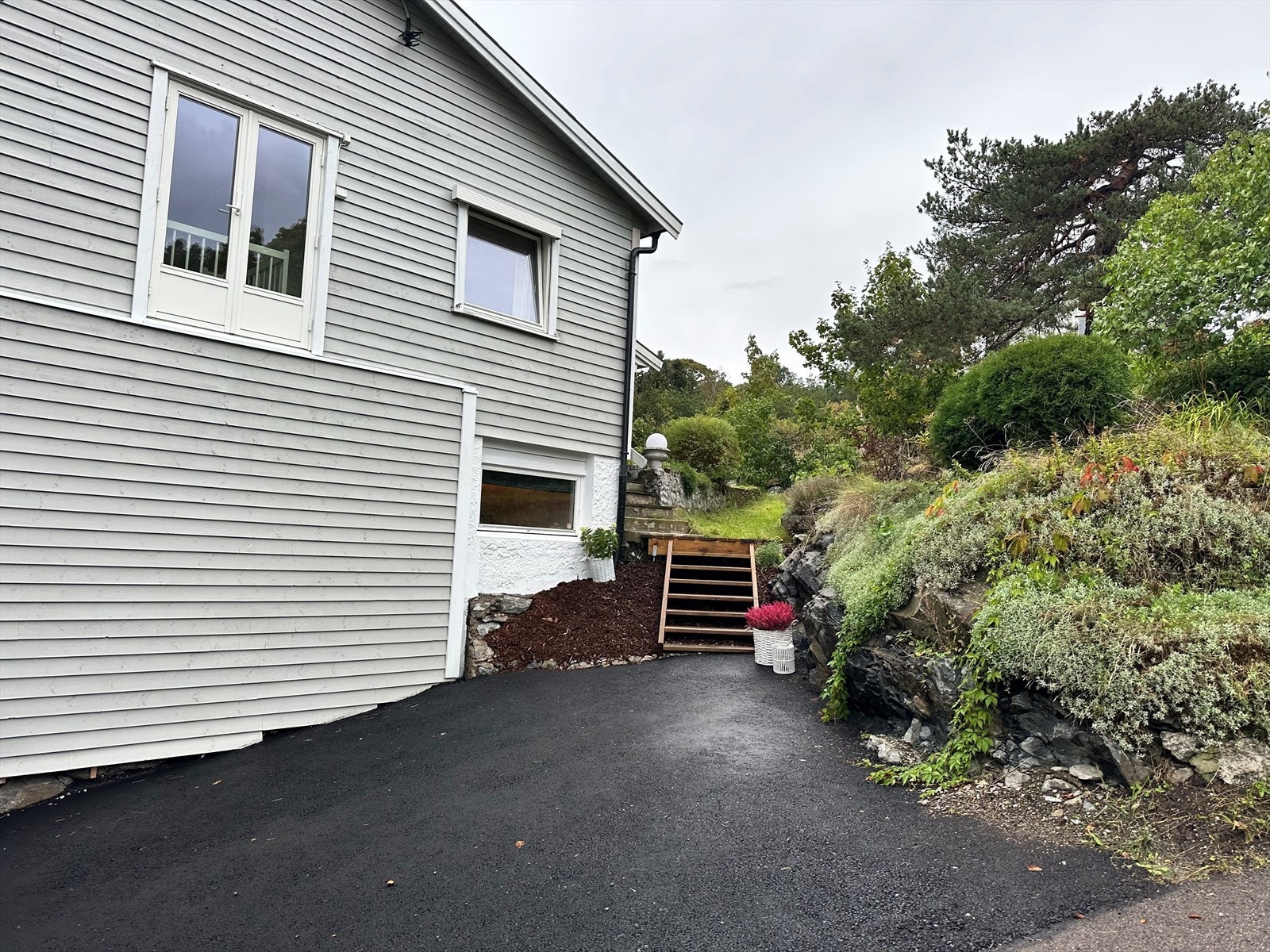 P-plass for 2 biler og inngangsparti til hagen Galleribilde