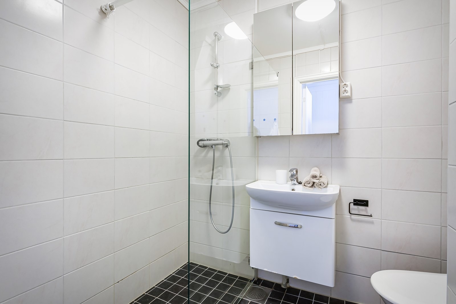 Delikat og flislagt baderom Galleribilde