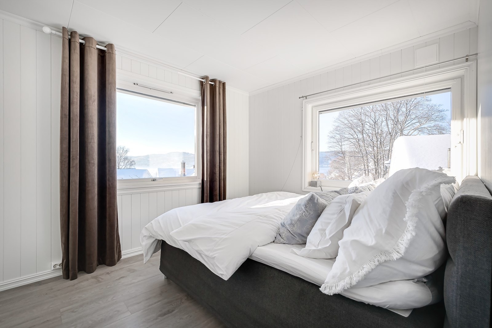 Flott soverom med storslagen utsikt Galleribilde