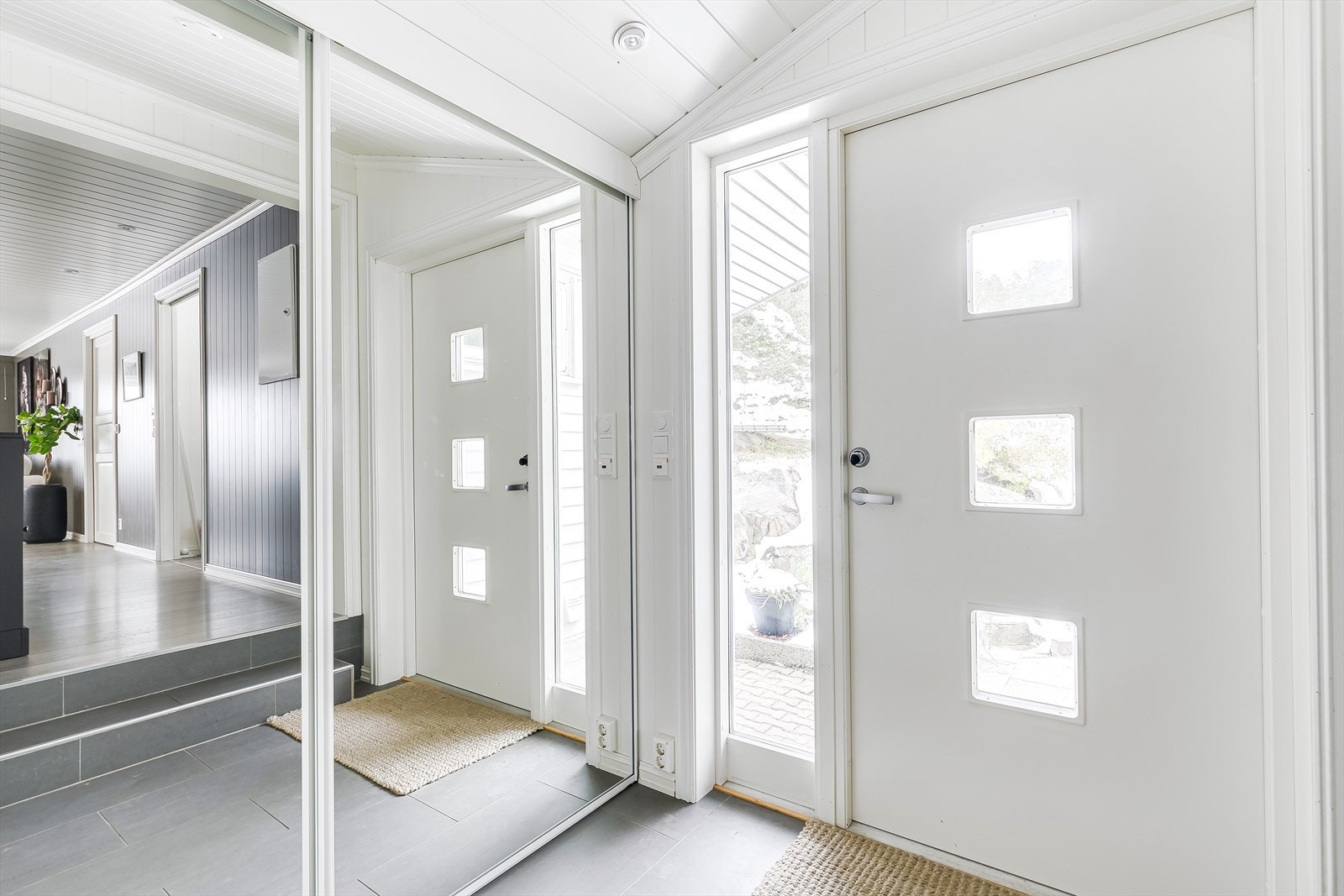 Lys entré med god skyvedørsgarderobe Galleribilde