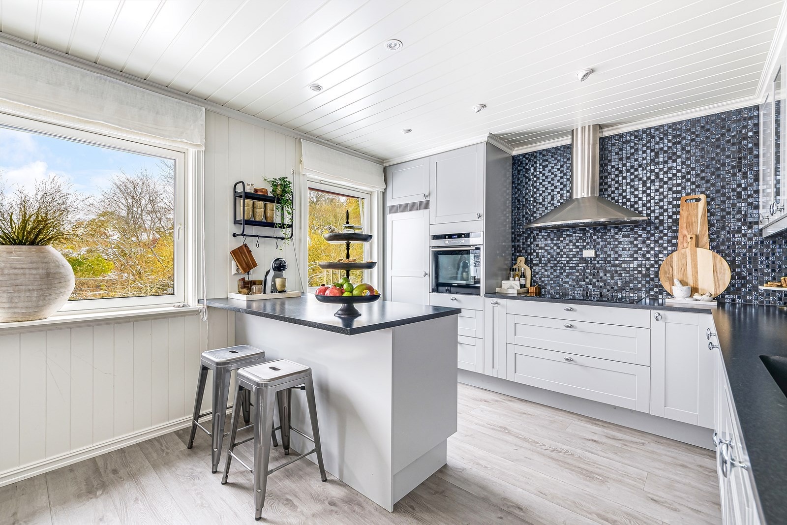 Smart kjøkkenøy med spiseplass og arbeidsplass Galleribilde