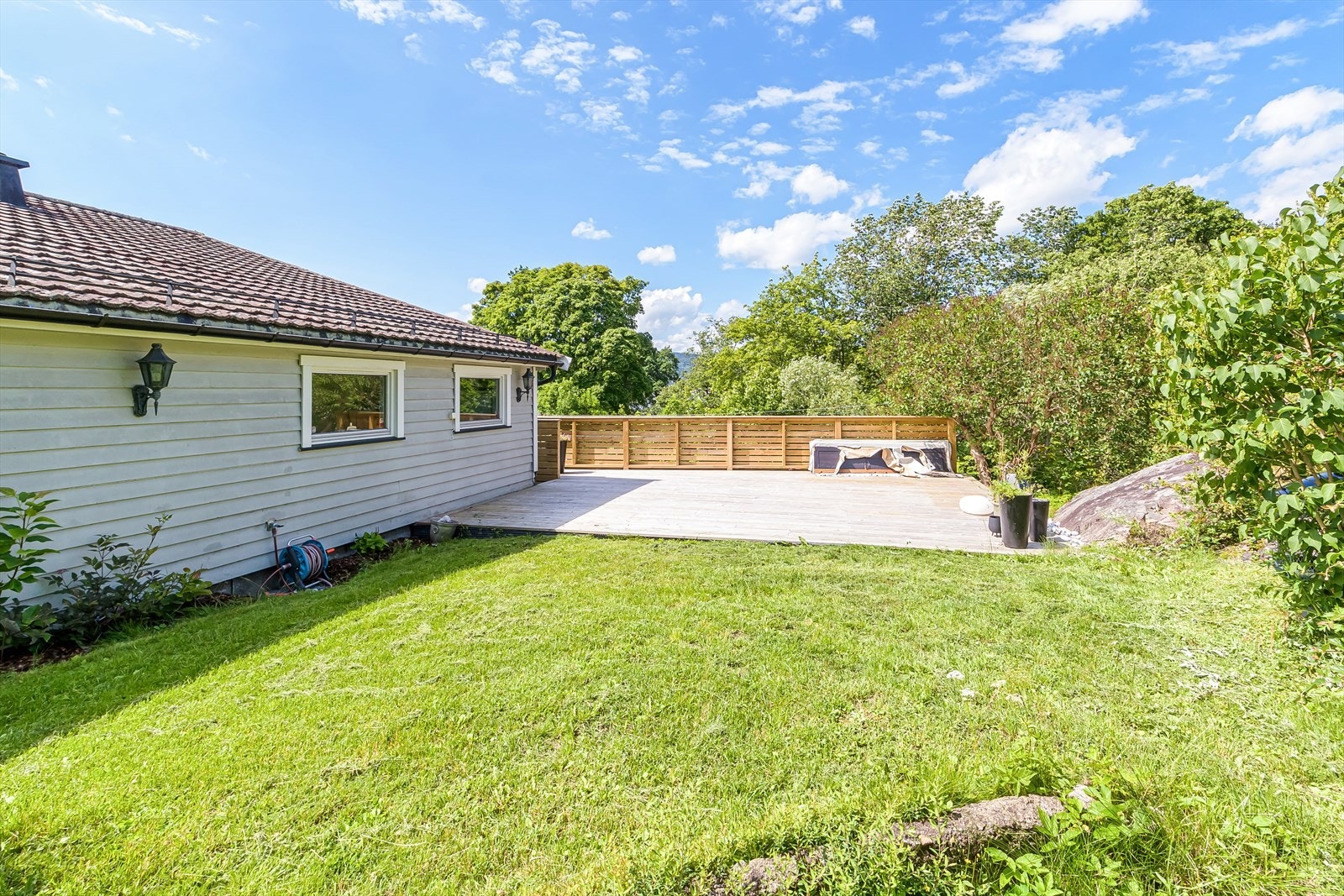 Store terrasser og grønne plener Galleribilde