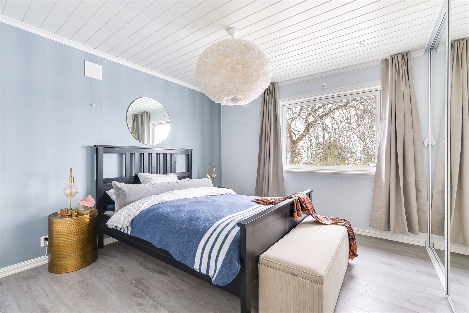 Luftig hovedsoverom med god plass til bred seng Galleribilde