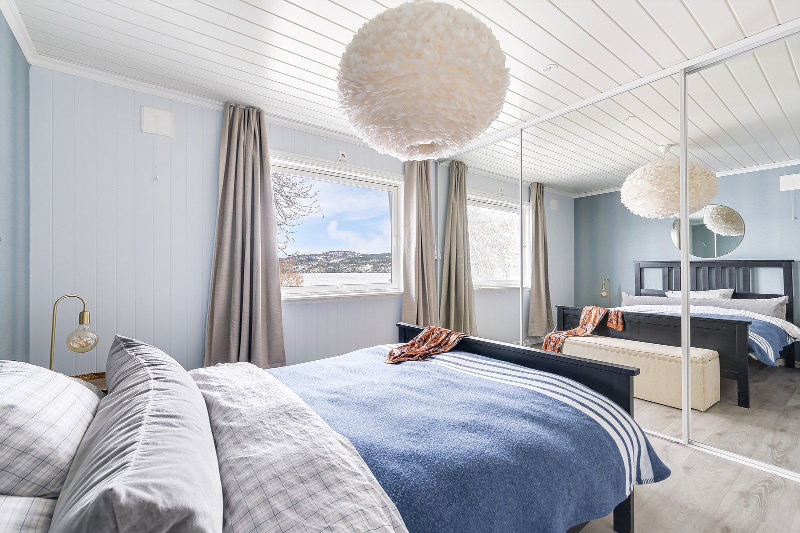 Fine garderobeløsninger - og sjekk utsikten Galleribilde