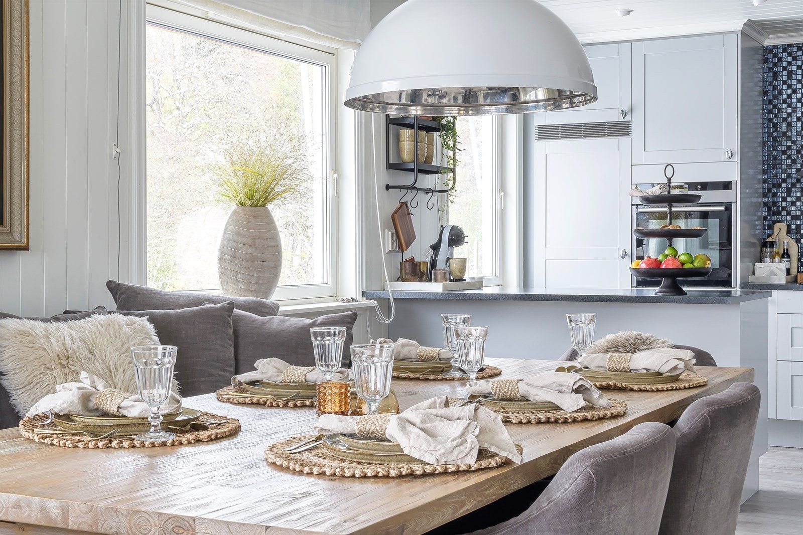 Stort spisekjøkken med åpen løsning legger til rette for sosiale rammer Galleribilde