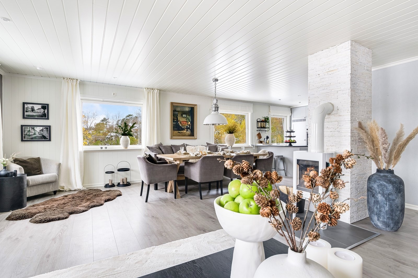 Rikelig med plass til stor spisestue Galleribilde