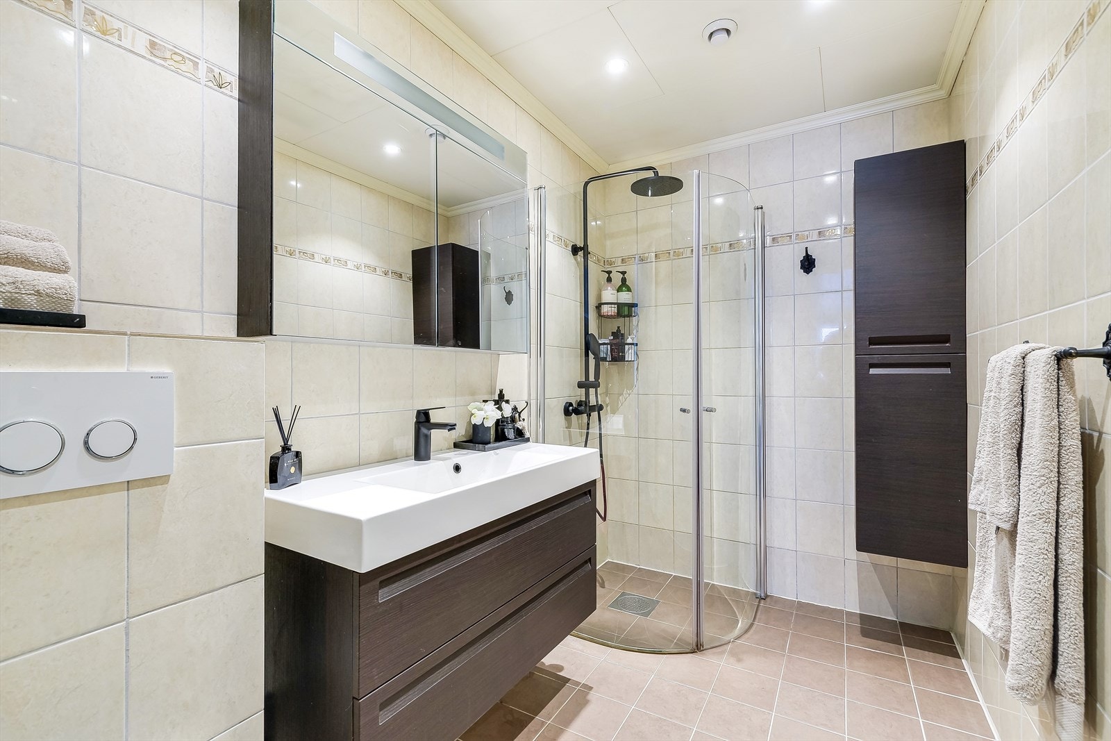 Pent og velholdt, flislagt baderom med fin størrelse Galleribilde