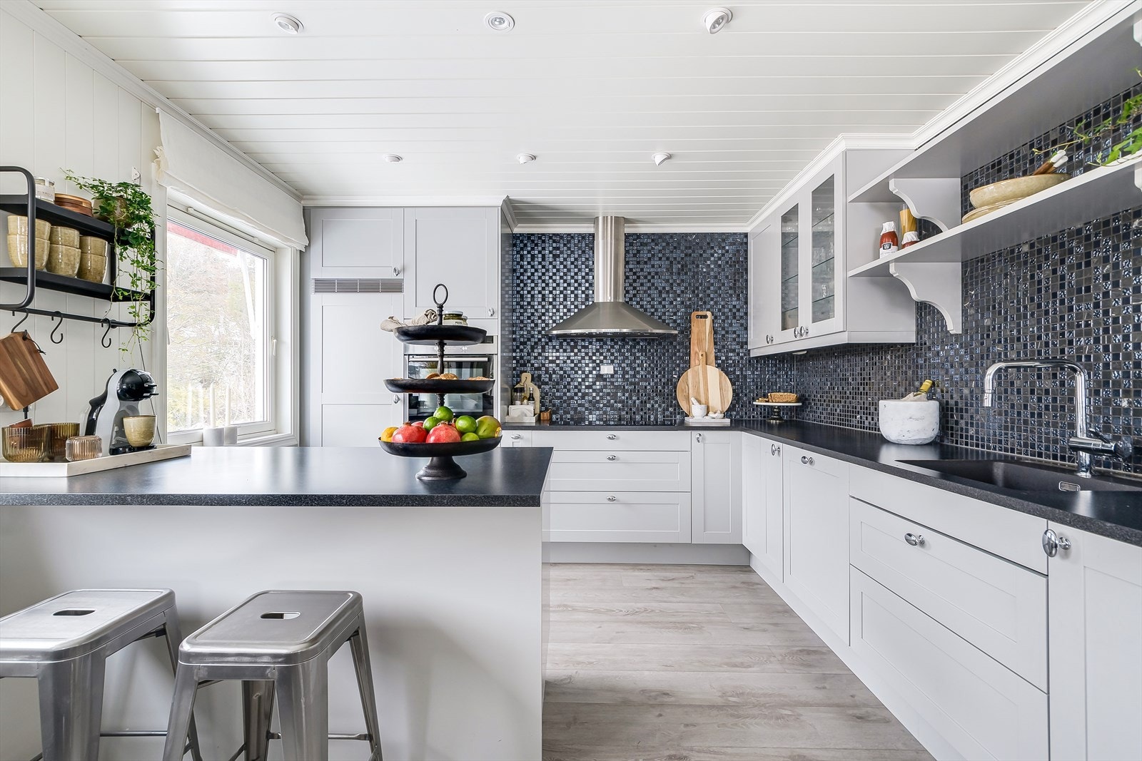 Alle hvitevarer som komfyr, 80 cm. induksjonstopp, kjøleskap og oppvaskmaskin er levert av Simens og er integrert Galleribilde