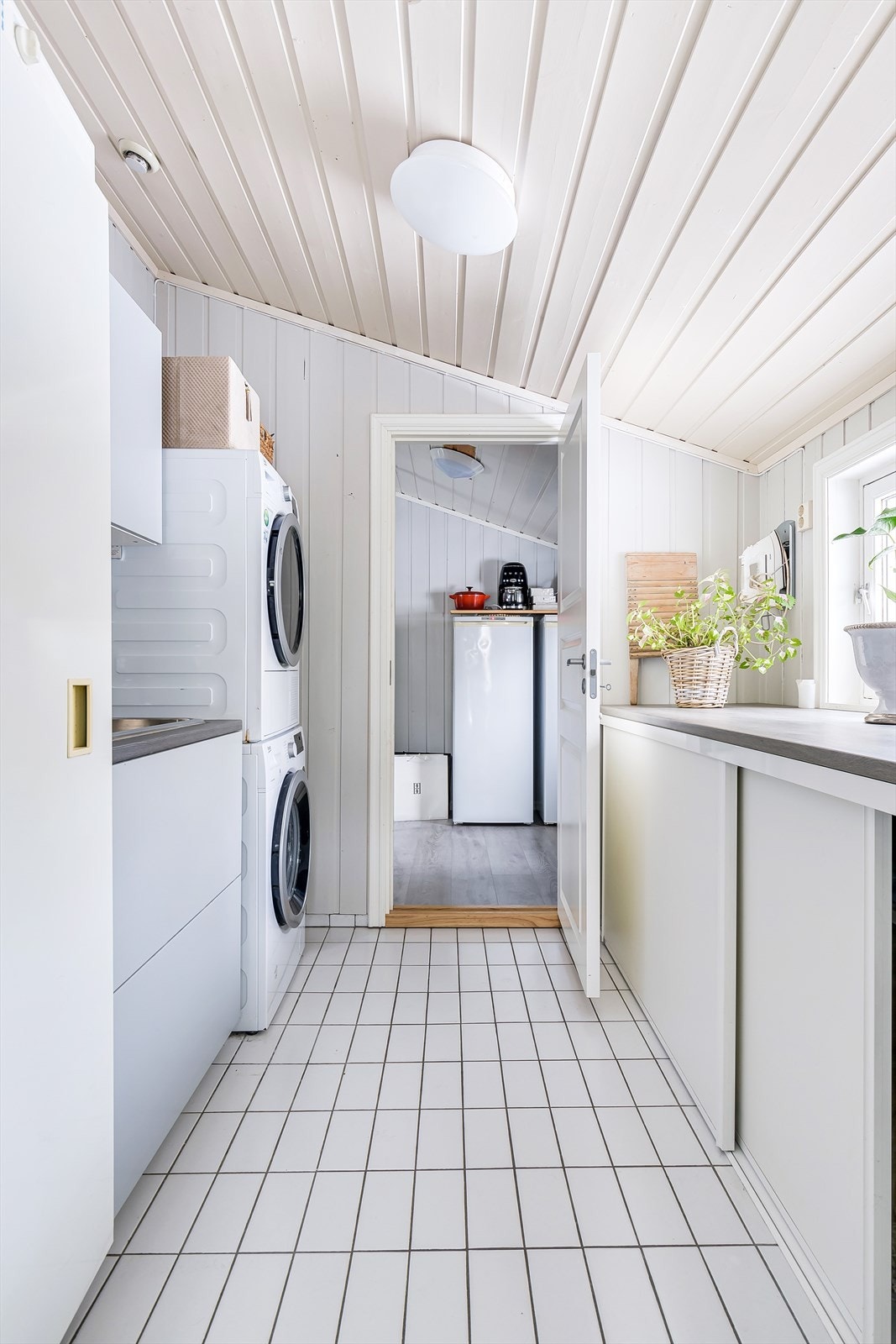 Romslig vaskerom med masse skapplass Galleribilde