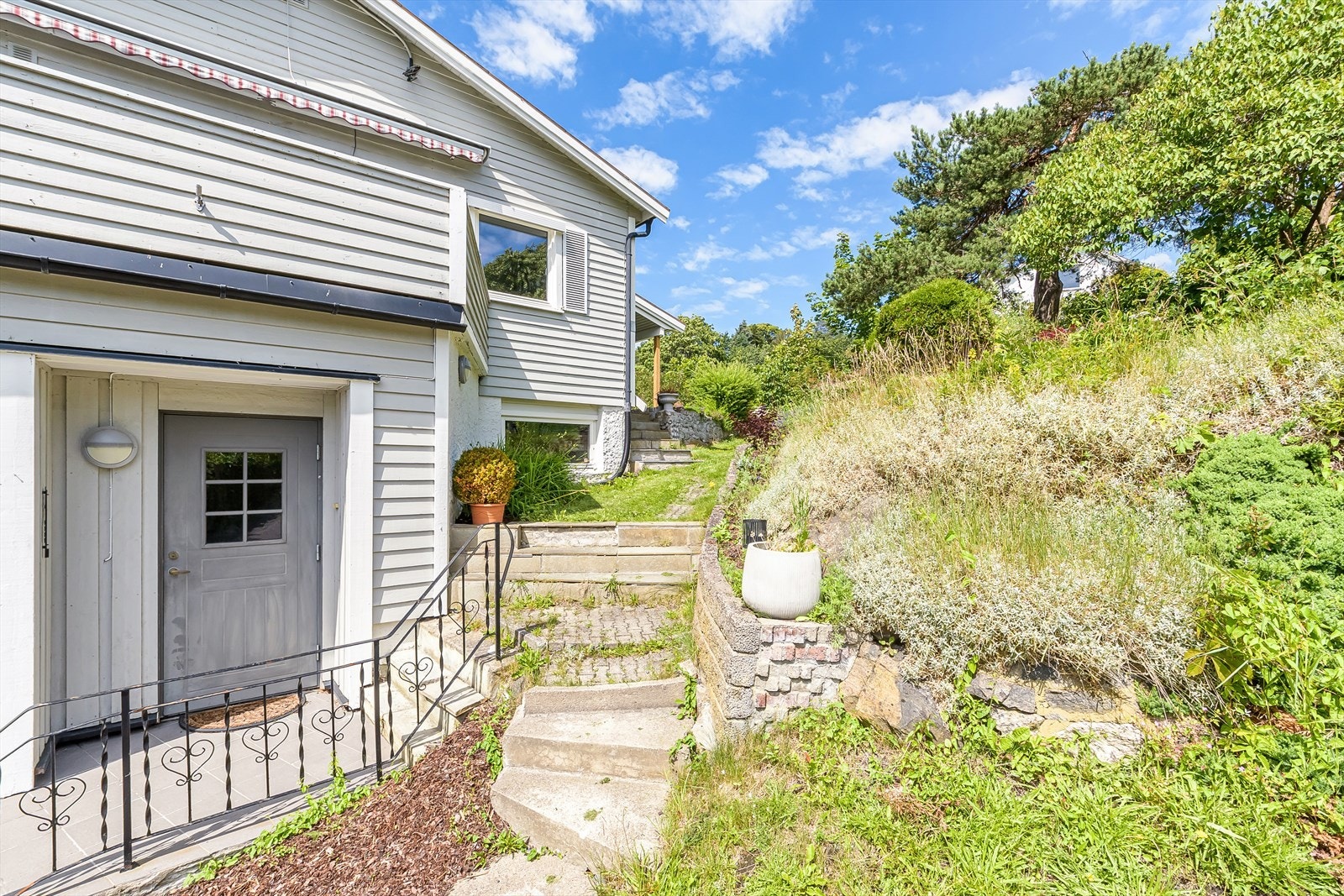 Trapp opp fra Strandveien mot inngangsparti Galleribilde