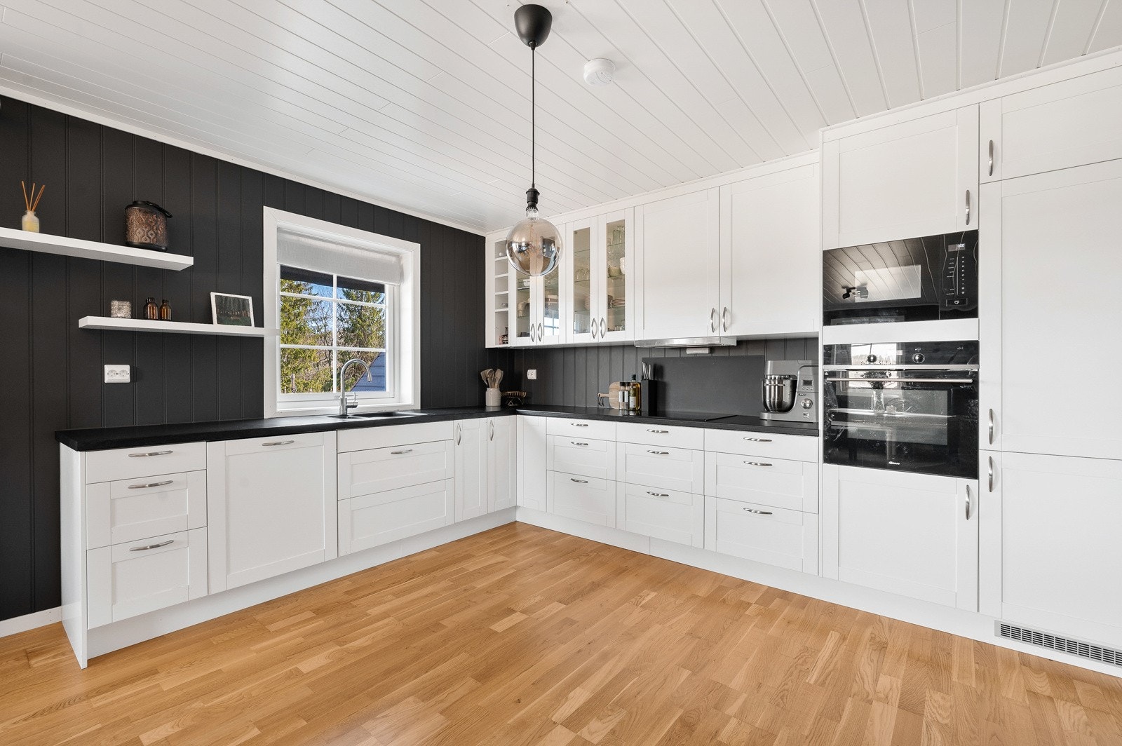 Kjøkkenet er godt utstyrt med oppvaskmaskin, komfyr og et innebygget kjøleskap med fryser. Galleribilde