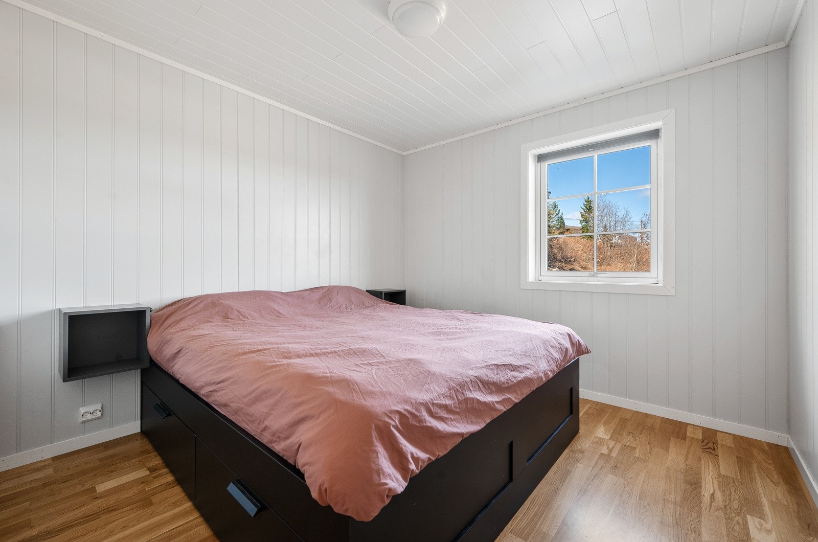 Soverommet er romslig med god plass til dobbeltseng, nattbord og garderobe. Galleribilde