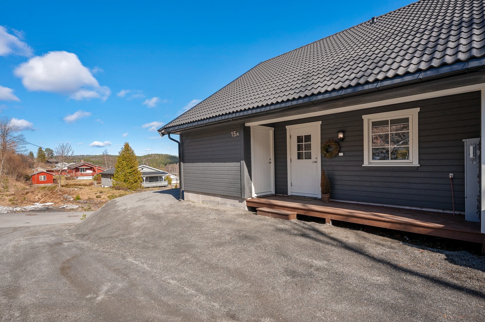 Ved inngangspartiet er det en praktisk utebod med innlagt strøm. Galleribilde