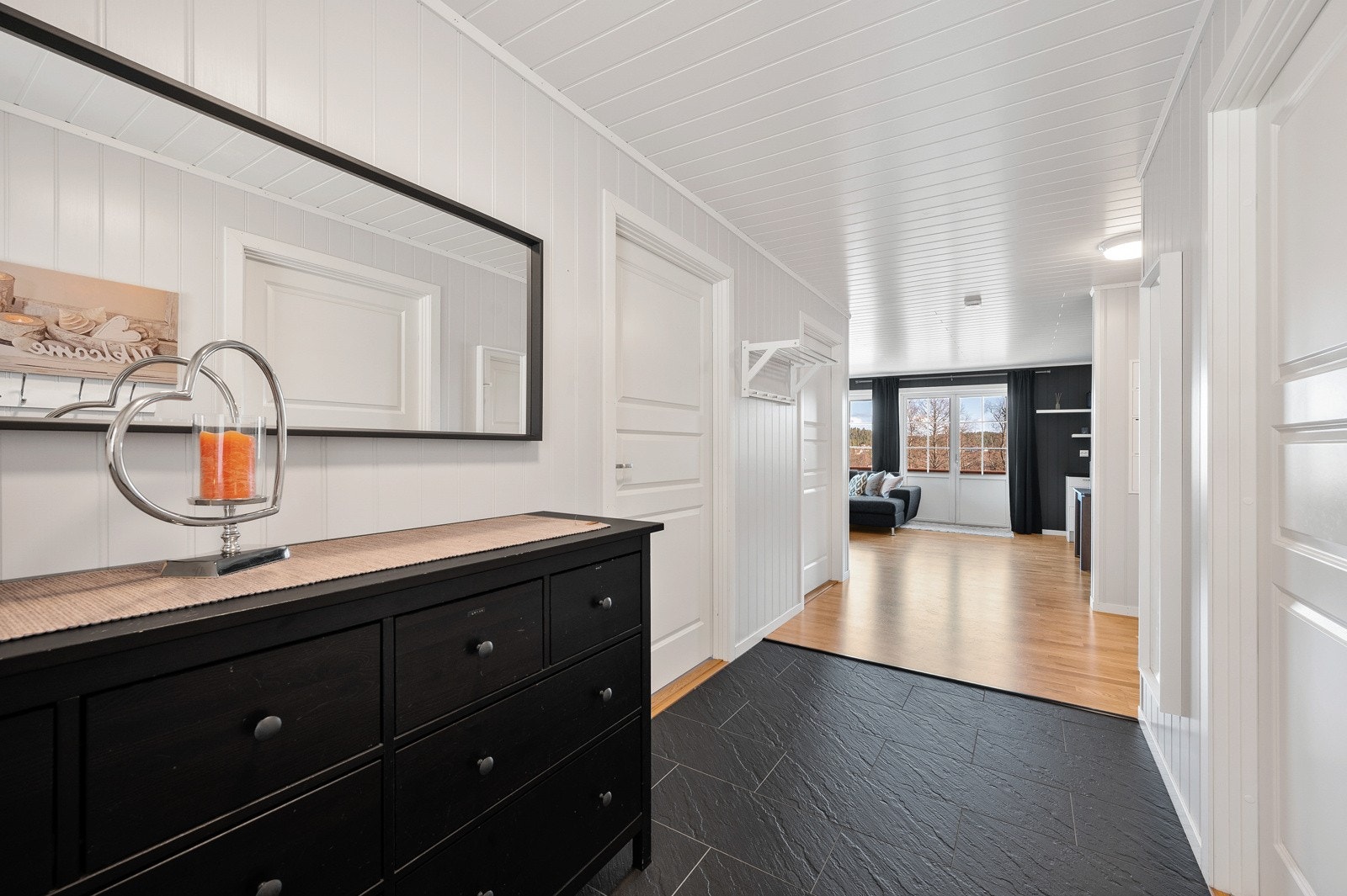 Boligen er gjennomgående som gjør at den oppleves som spesielt lys. Galleribilde