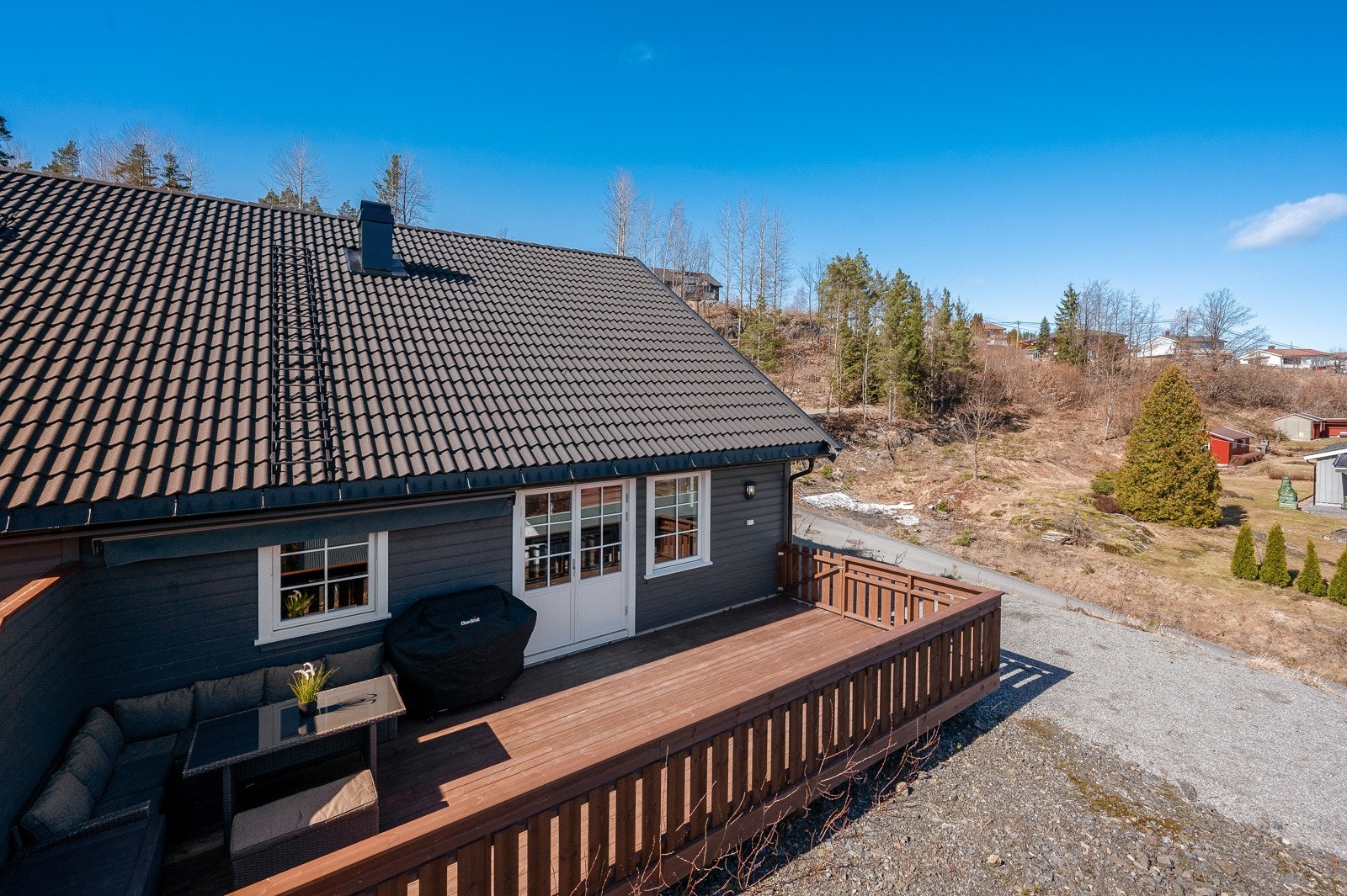 En fin og innholdsrik vertikaldelt tomannsbolig fra 2019 med parkering, sentral beliggenhet og godt innhold. Galleribilde