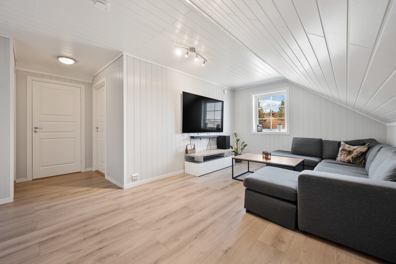 I 2.etasje er det også et bod rom for ekstra lagring samt lagringsplass i kneveggene. Galleribilde