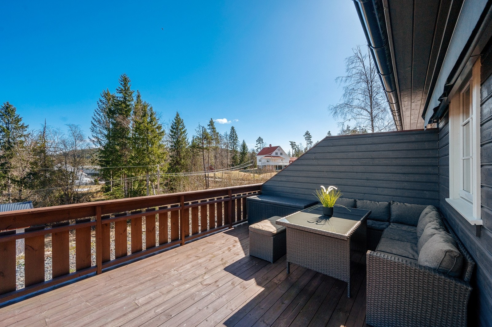 Boligen har en solrik veranda med god plass til utemøblement og grill. Her er det god plass til flere soner. Galleribilde