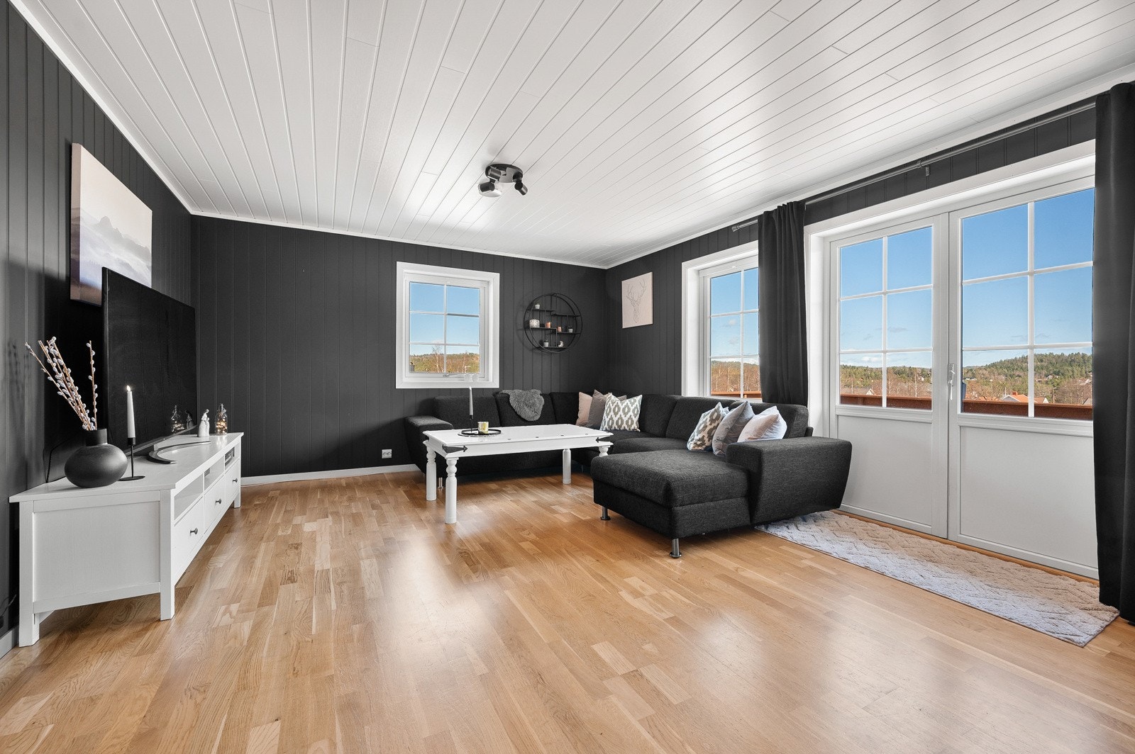 Stor og åpen stue med god plass til sofa, TV og tilhørende møblement. Galleribilde