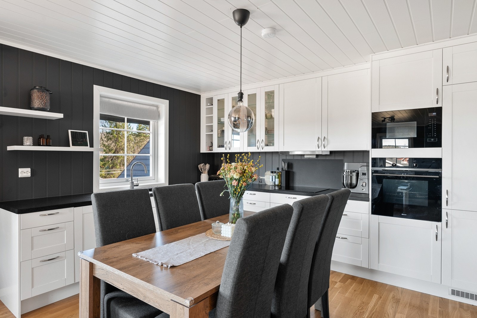 Kjøkkenet har god skap- og benkeplass og innredning består av profilerte fronter og laminat benkeplate. Galleribilde