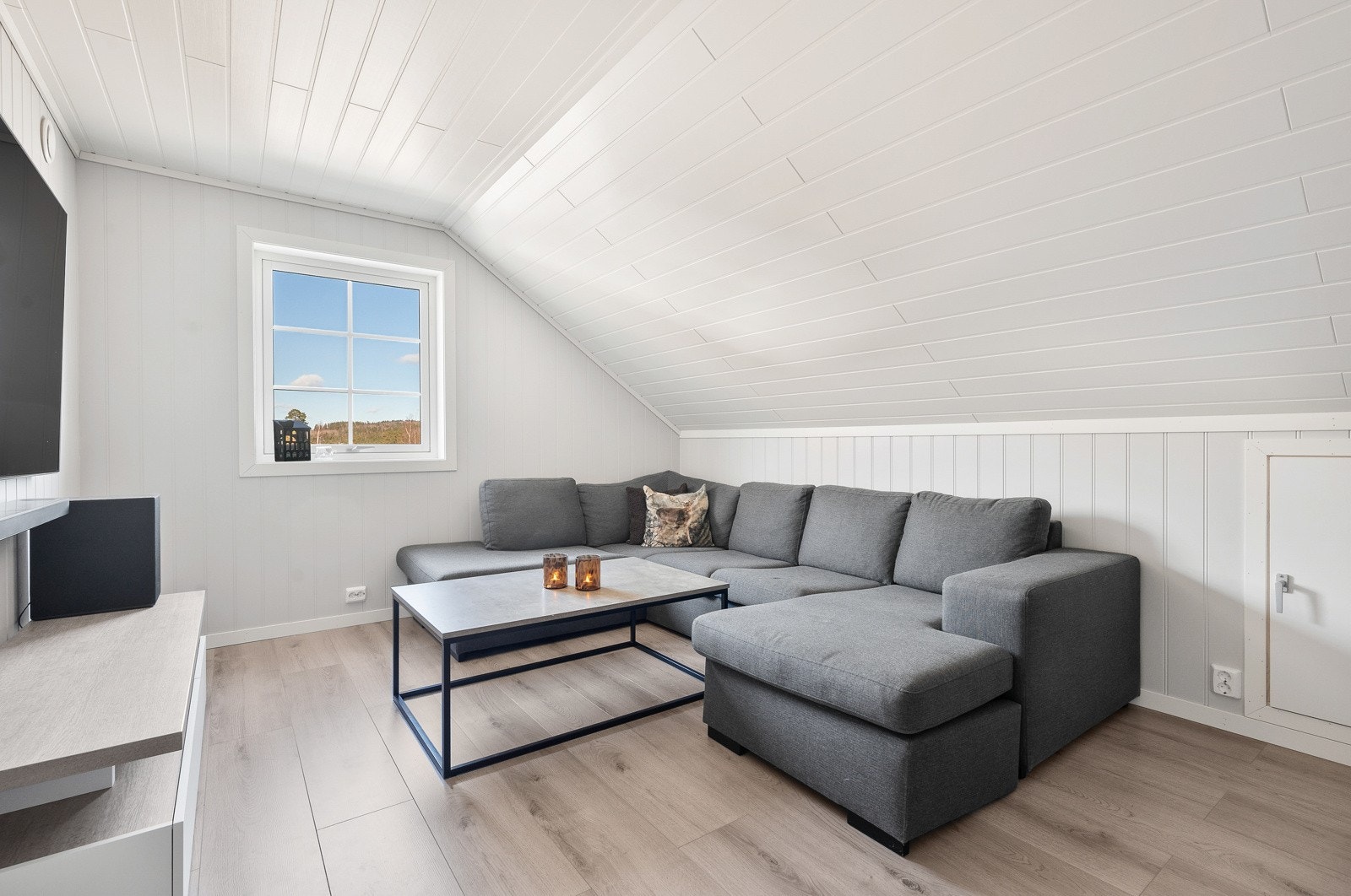 Romslig TV-stue med god plass til stor sofagruppe og tilhørende møblement. Galleribilde