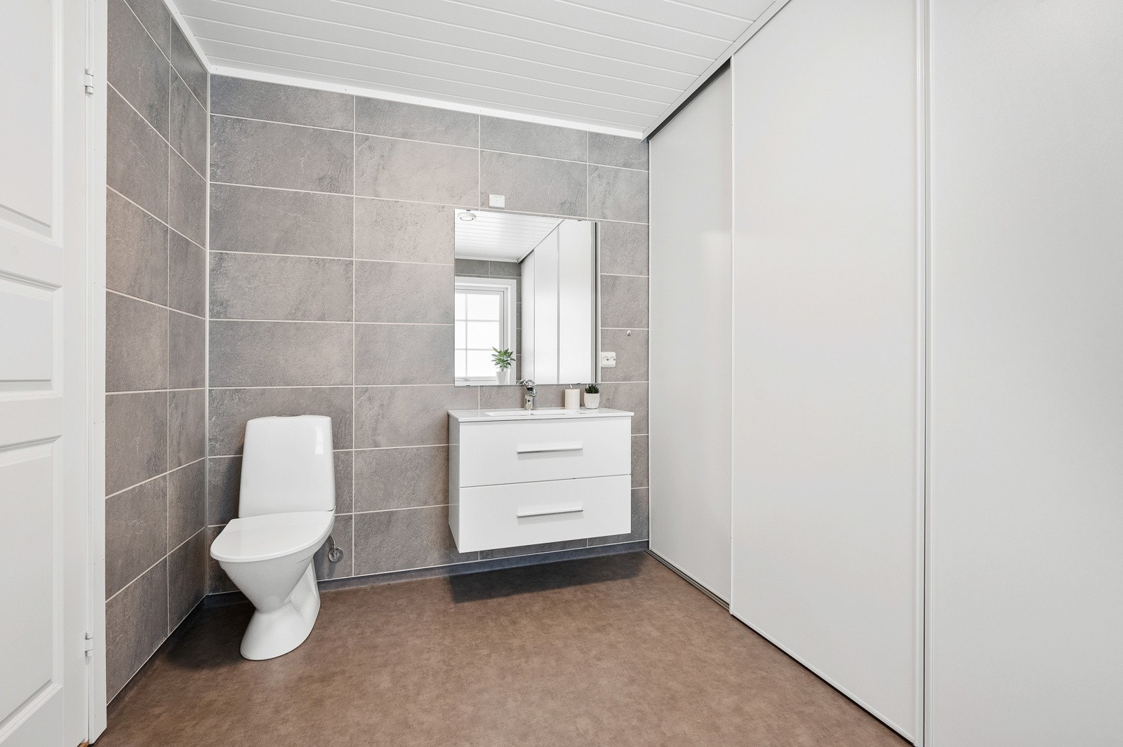 Badet har belegg på gulv og baderomsplater på vegg, her kan du nyte komforten av varmekabler. Galleribilde