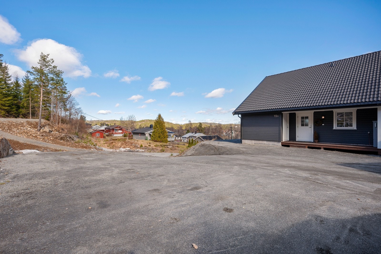 Romslig tomt med svært gode parkeringsmuligheter. Galleribilde
