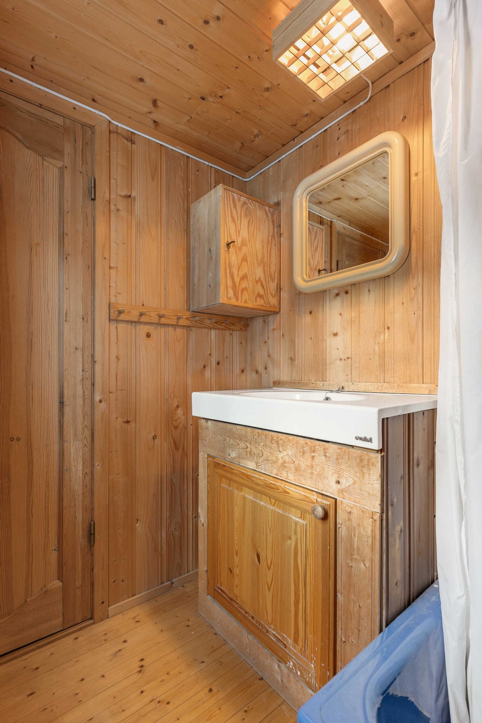 Hytta har ikke innlagt vann og avløp, så avløpet fra dusj og servant går rett til terreng. Galleribilde