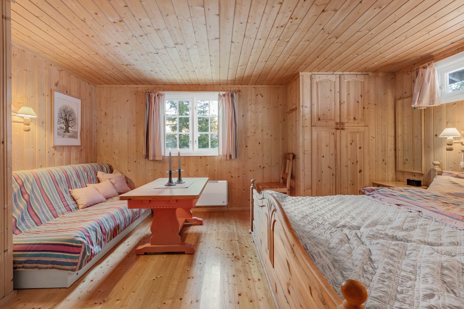 Her er det også plass til en sofa, slik at rommet kan brukes som et ekstra oppholdsrom. Galleribilde