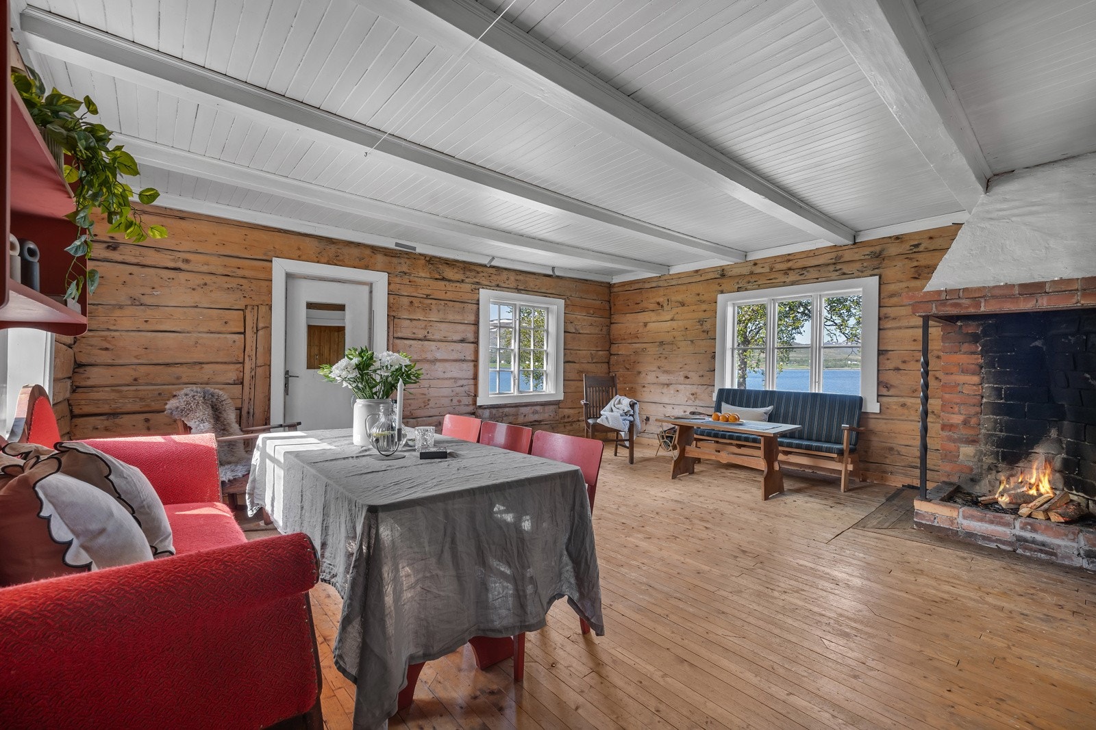 Hjemmekoselig og stor stue med flere soner. Galleribilde