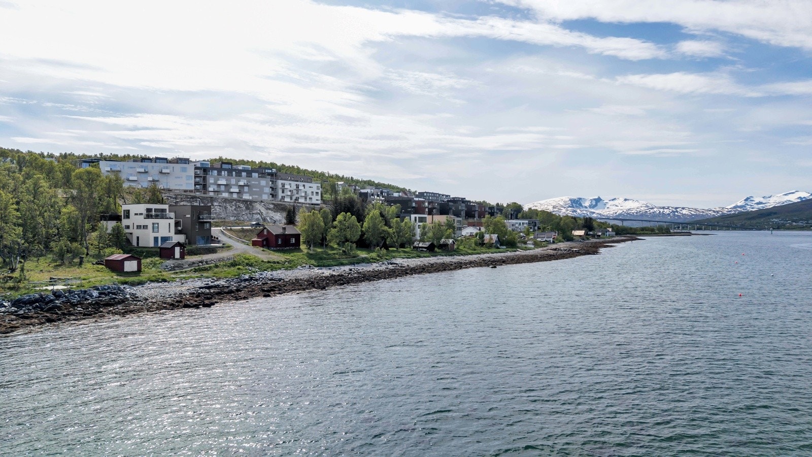 Vestvendt beliggenhet med nydelig utsikt og meget gode solforhold. Galleribilde