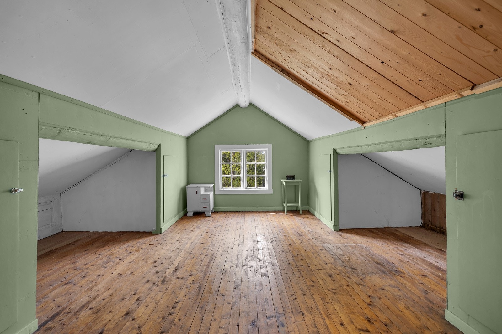 I øvertse plan er ett romslig soverom. Galleribilde