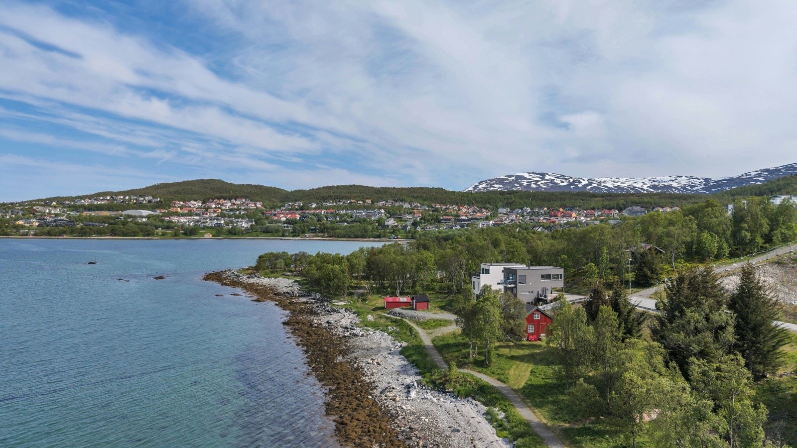 Eiendommen og tomten ligger idyllisk til ved havet på fremste rad i Hamneneset. Galleribilde