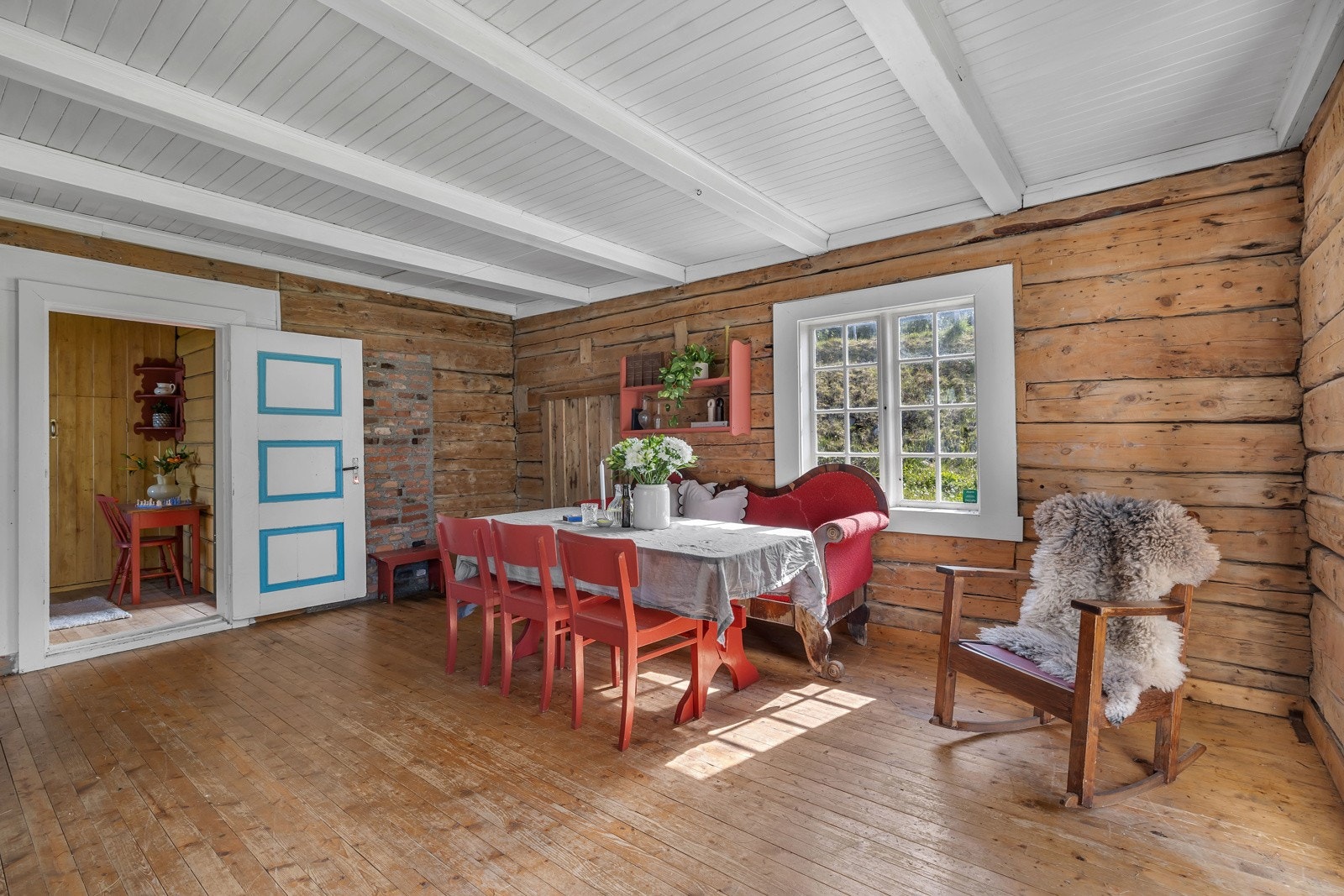 En stue som rommer mange til hyggelige sammenkomster. Galleribilde