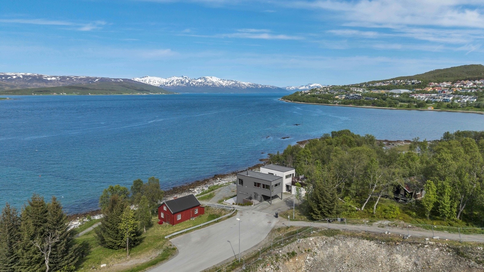 Meget attraktiv beliggehet helt neders og i enden av veien. Galleribilde