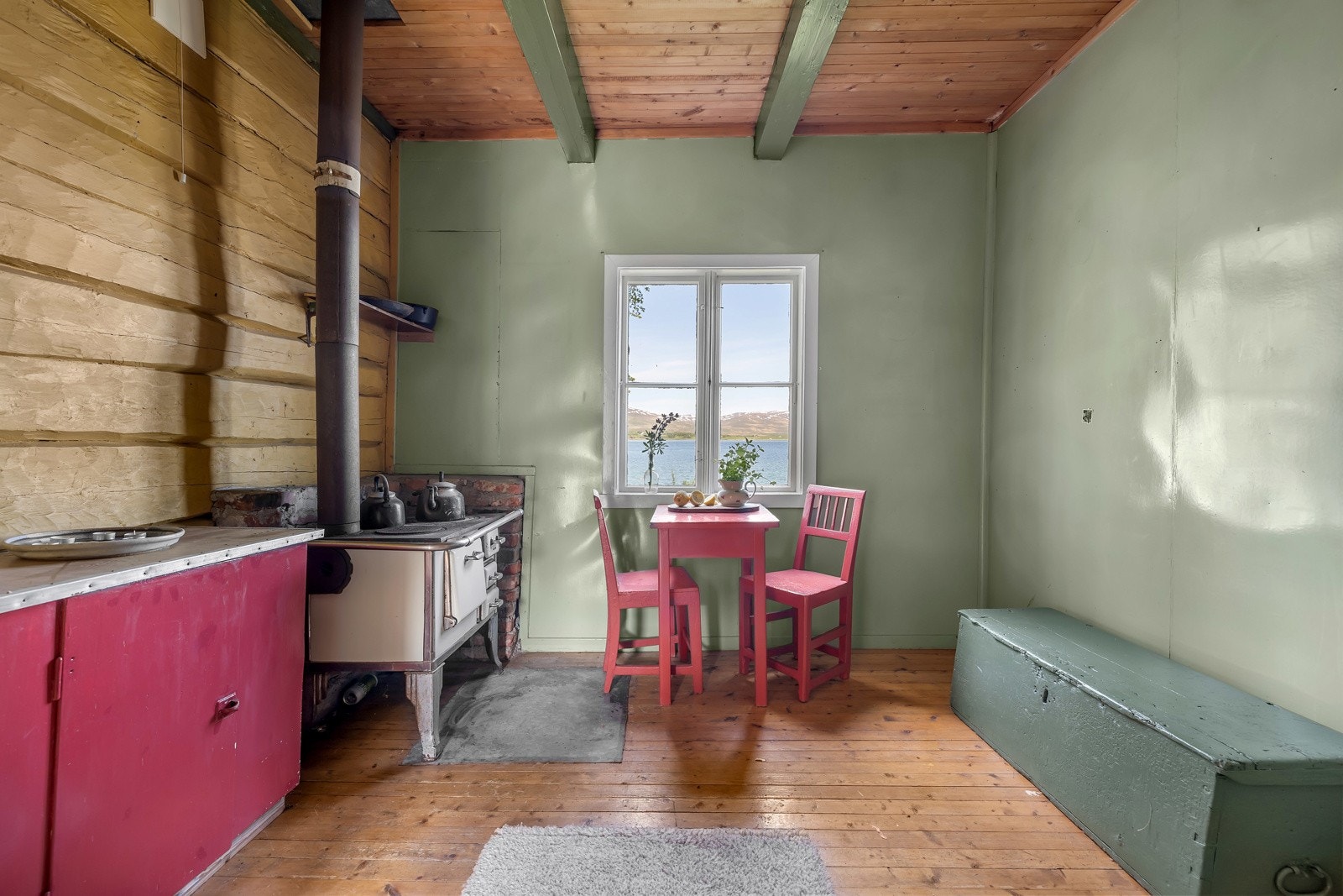 Boligen har ett enkelt og gammeldags kjøkken med sjarm. Galleribilde