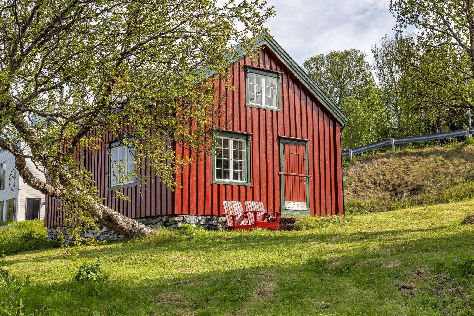 Storhaug + partnere presenterer denne sjeldne muligheten for en strandeiendom på Tromsøya! Galleribilde