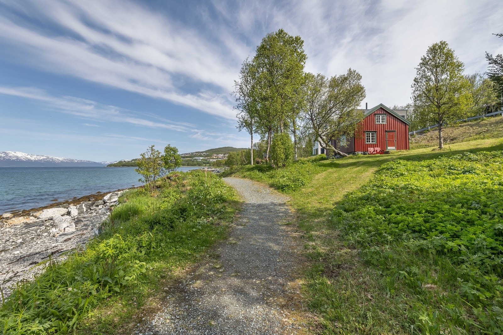 Koselig gammel sti foran eiendommen. Galleribilde
