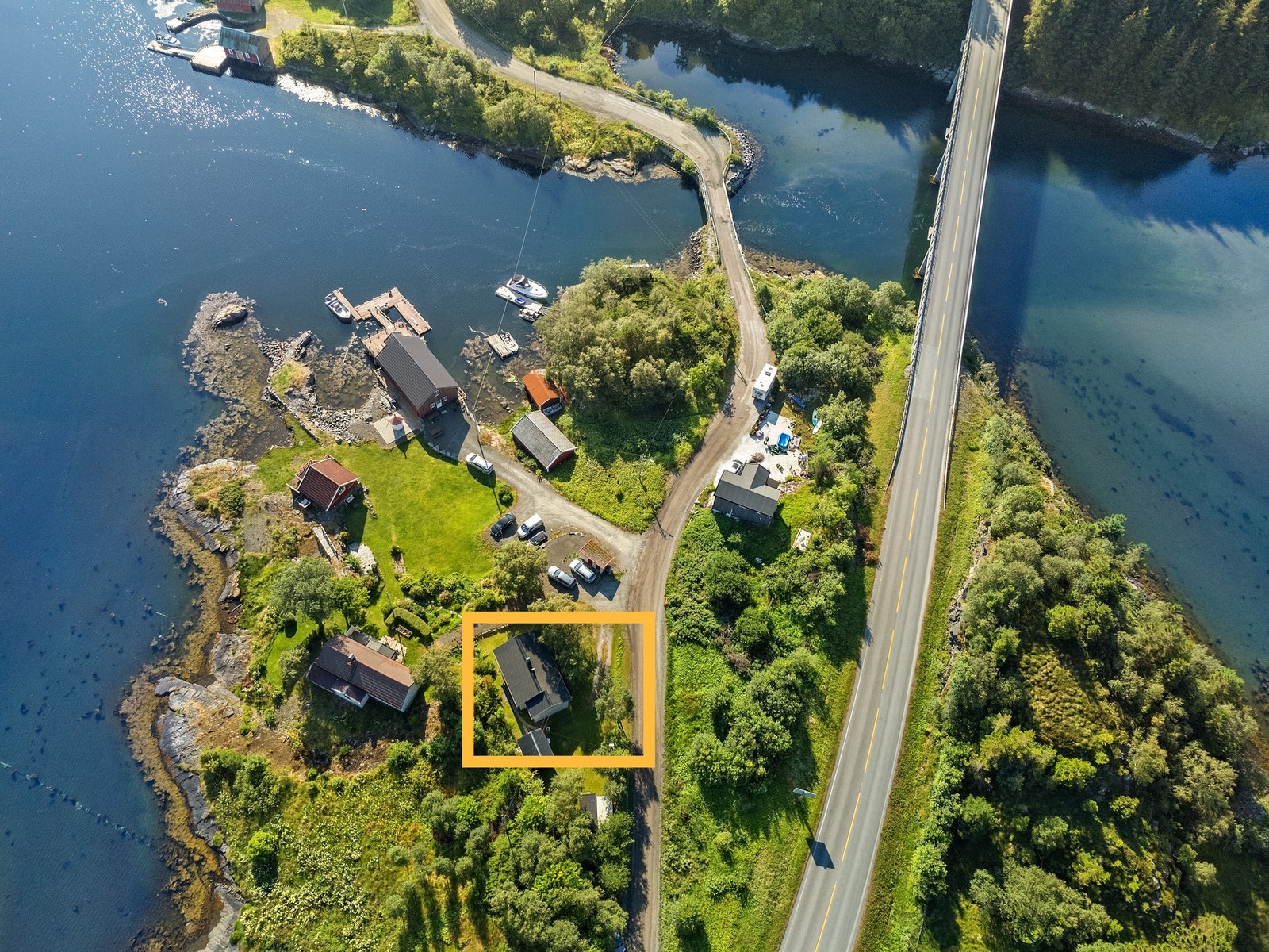 Groravikvegen 13 ligger i et flott område like ved sjøen. Galleribilde