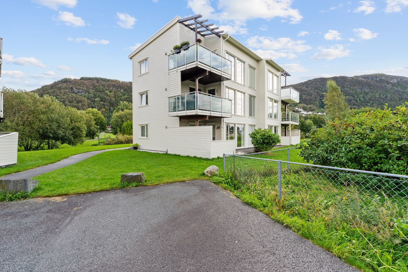 Sentral beliggenhet i et rolig og nyere boligfelt i Vikevåg. Med nærhet til dagligvarebutikk, frisør, barnehager, skole, idrettsanlegg og badebasseng gir dette en ypperlig beliggenhet. Galleribilde