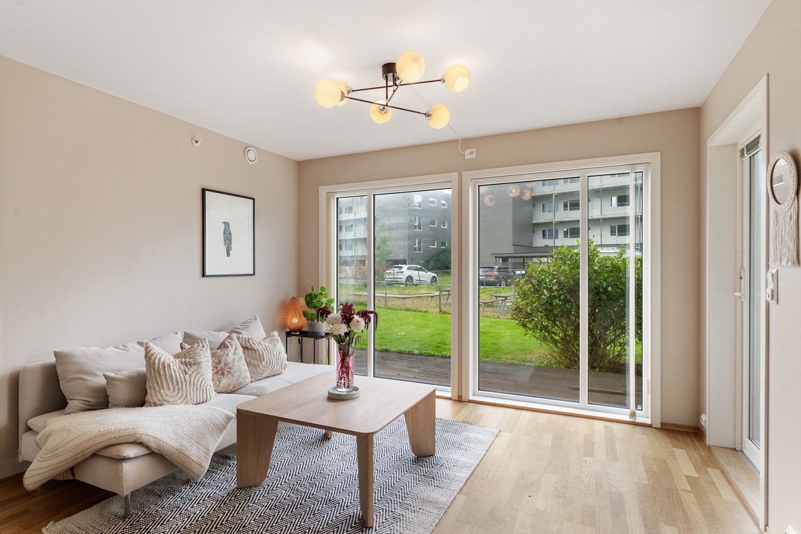 Stue med slette vegger og parkett på gulv Galleribilde